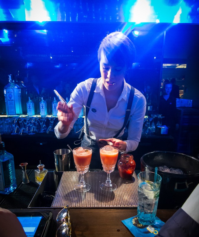 Angelina June Brandt Fugl med sin cocktail Beautiful Mess. Photo: Michael Sperling