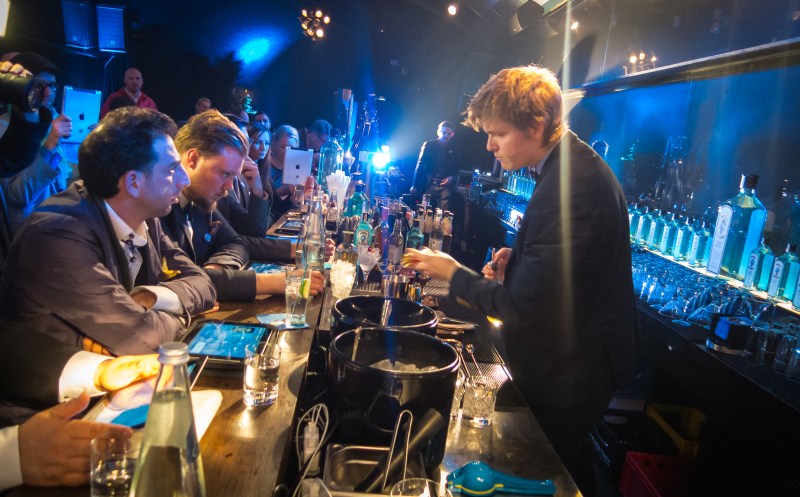 Ulrich Deleuran Steffensen indtager baren. Photo: Michael Sperling.