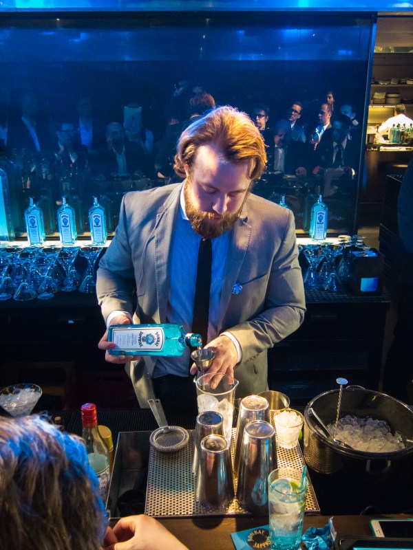 Jonas Brandenborg Andersen indtager baren. Photo: Michael Sperling.