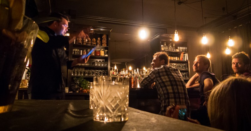 1656 Cocktail Session ved bar manager Nicklas Jørgensen. Photo: Michael Sperling.