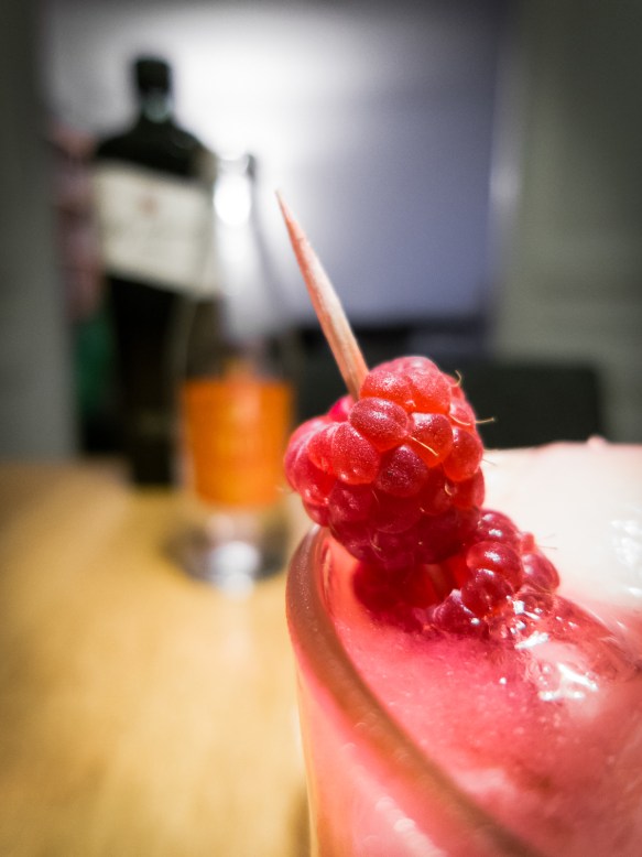 Pink Craze med Fifty Pounds Gin, Indi Tonic og hindbær. Photo by Michael Sperling.