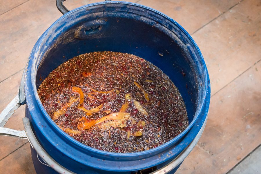 Monkey-saft med alle botanicals inden de 36 timers maceration.