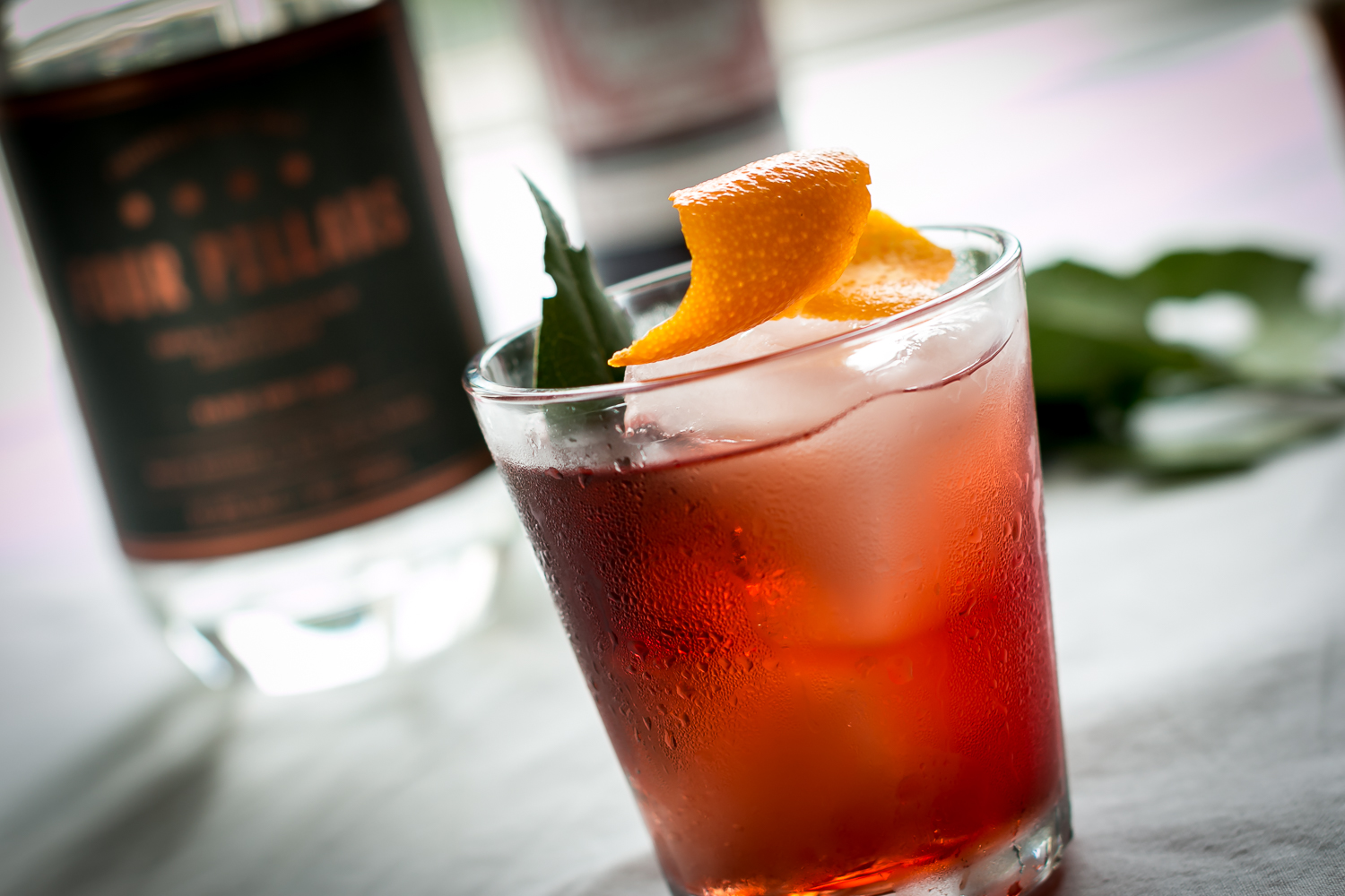 Negroni med Four Pillars Rare Dry Gin, Dolin Rouge og Campari. Photo by Michael Sperling.