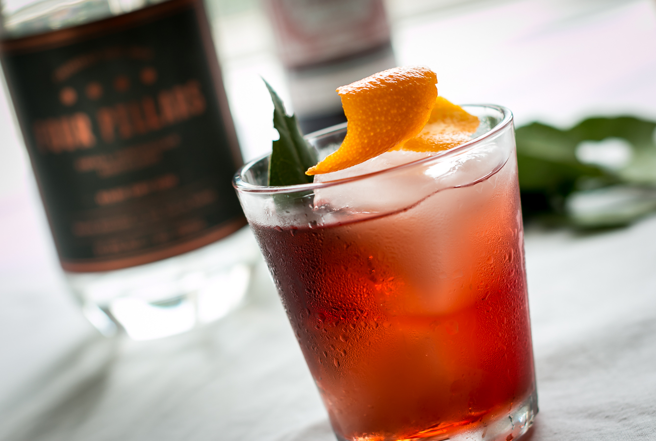 Negroni med Four Pillars Rare Dry Gin, Dolin Rouge og Campari. Photo by Michael Sperling.