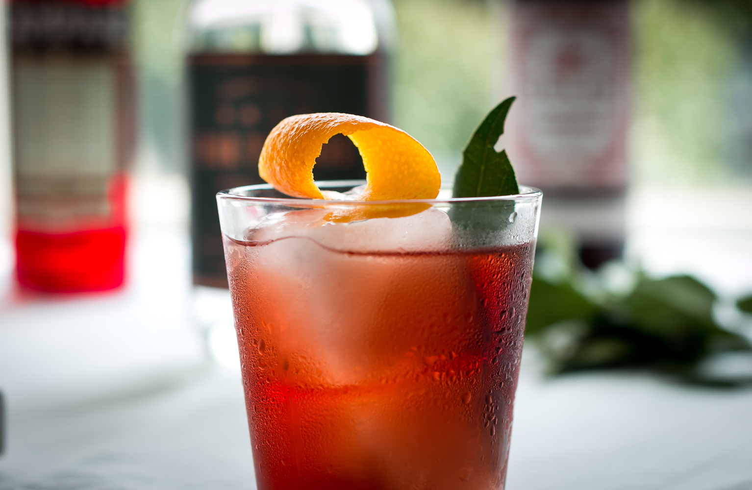 Negroni med Four Pillars Rare Dry Gin, Dolin Rouge og Campari. Photo by Michael Sperling.