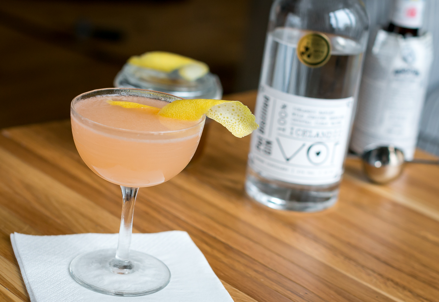 The Fitzgerald Cocktail med Vor Gin. Photo by Michael Sperling.