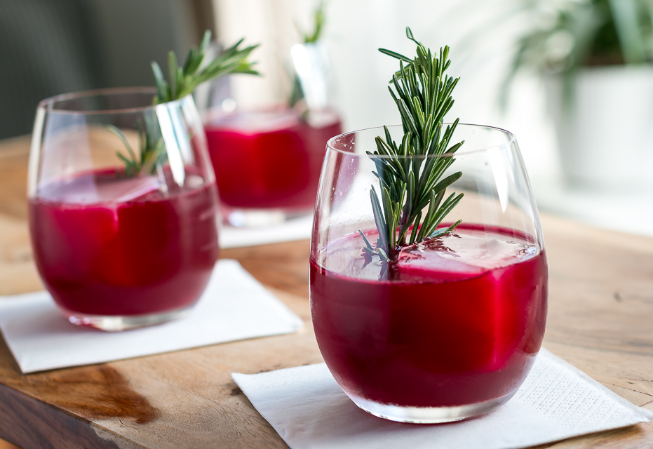 Rødbede- og rosmarincocktail. Photo by Michael Sperling.