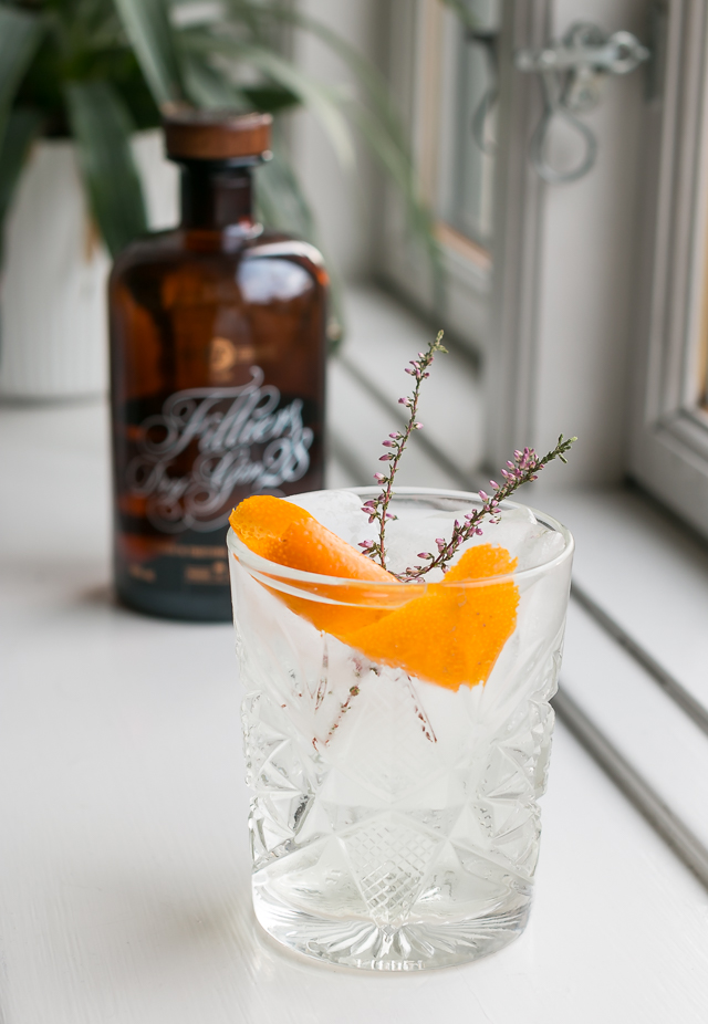 Filliers Dry Gin 28, Fentiman’s Tonic Water, garneret med appelsinskal og lavendel. Photo by Michael Sperling.