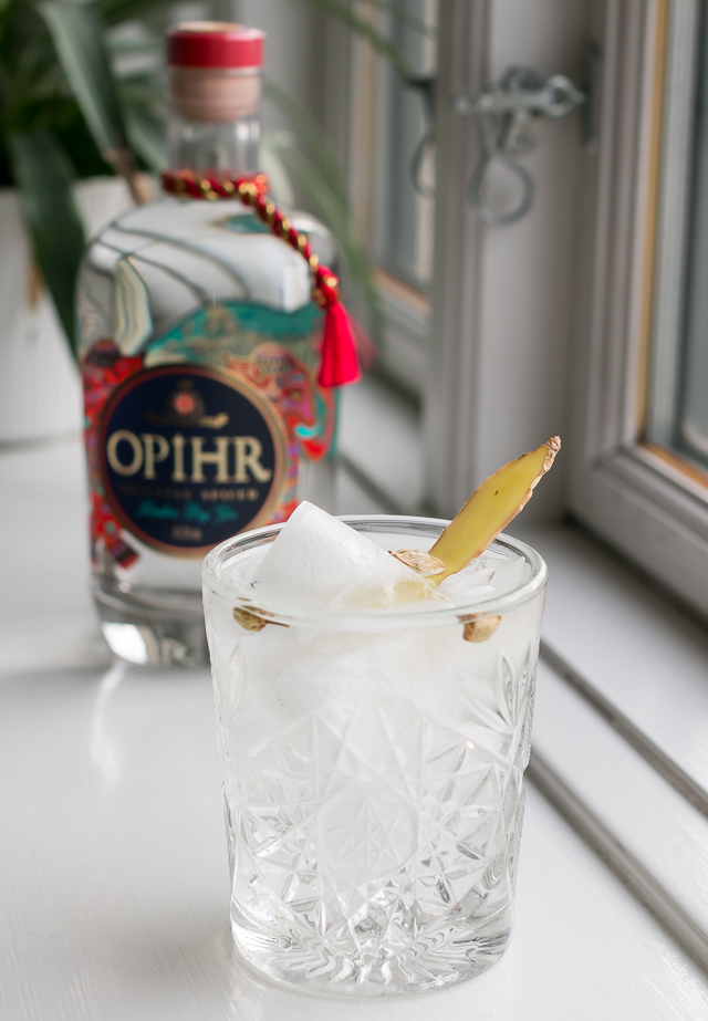 Opihr Oriental Spiced Gin, Fentiman’s Light Tonic Water, garneret med ingefær og kardemommeskaller. Photo by Michael Sperling.
