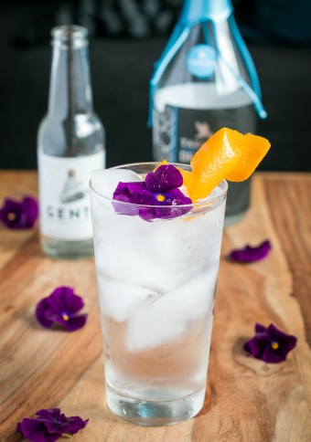 Cornish Blossoms med Tarquin's Gin, Gents Tonic, viol og appelsinskal. Photo by Michael Sperling.