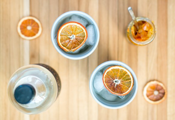 G&T med Four Pillars Gin, Fever-Tree Tonic, langtidsbagt appelsin og Four Pillars Breakfast Negroni Marmelade. Photo by Michael Sperling.