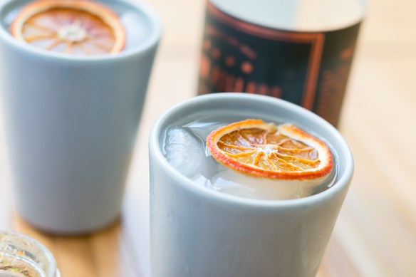 G&T med Four Pillars Gin, Fever-Tree Tonic, langtidsbagt appelsin og Four Pillars Breakfast Negroni Marmelade. Photo by Michael Sperling.