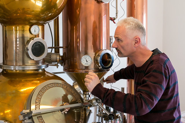 Anders Bilgram ved sin Müller-destillator hos Nordisk Brænderi. Photo by Michael Sperling.