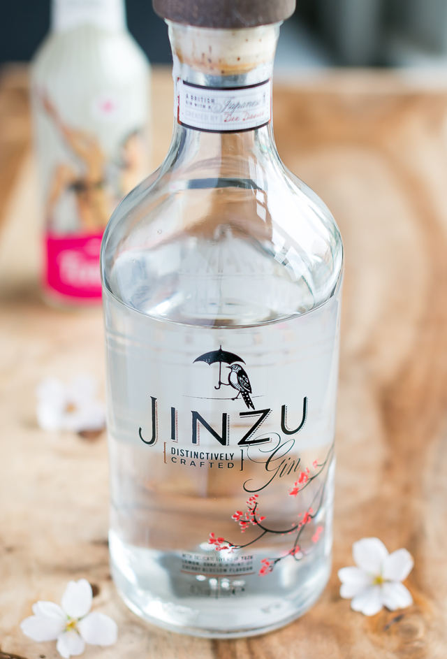 G&T med Jinzu Gin, Macario Tonic, garneret med kirsebærblomst og appelsinskal. Photo by Michael Sperling.