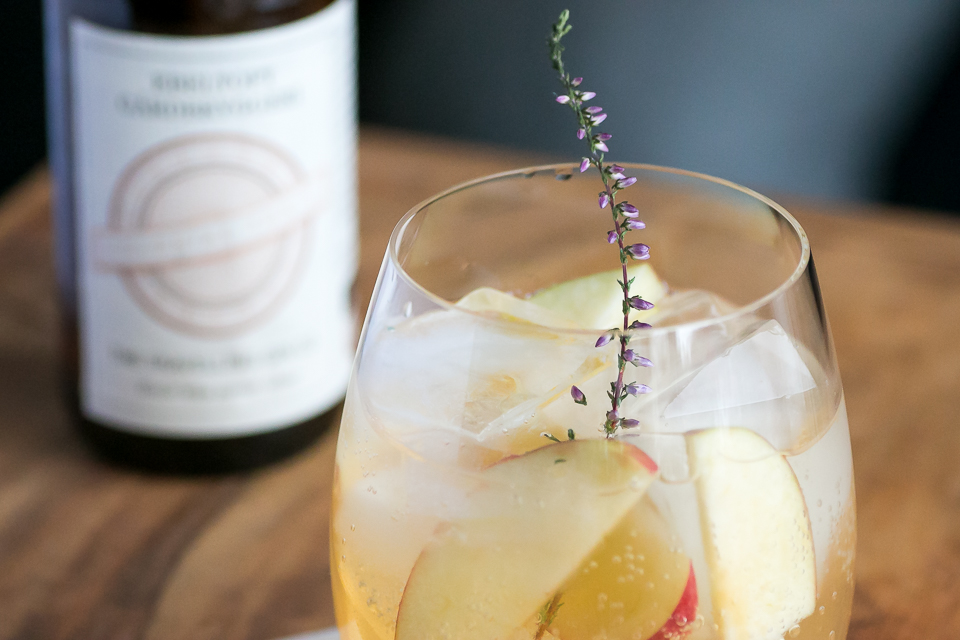 Gin and Tonic med Caorunn Scottish Gin, Colonial Tonic, apple og lyngblomst. Photo by Michael Sperling.