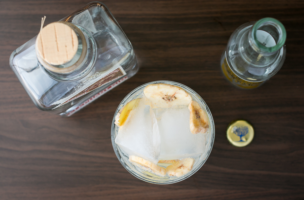 Elephant Gin, Fever-Tree Tonic, ingefær og tørret banan. Photo by Michael Sperling.