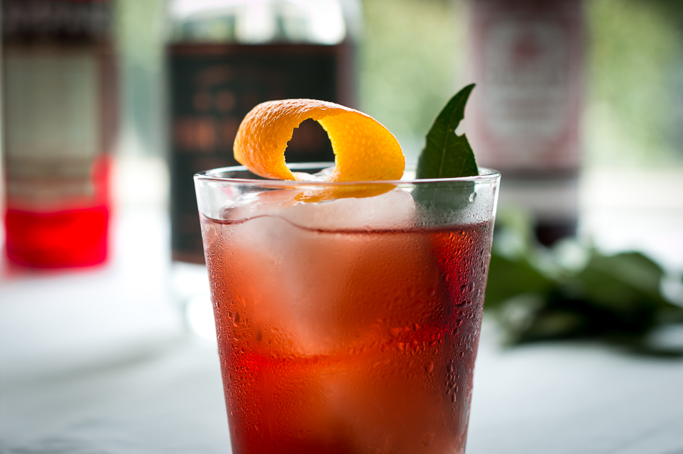 Negroni med Four Pillars Rare Dry Gin, Dolin Rouge og Campari. Photo by Michael Sperling.