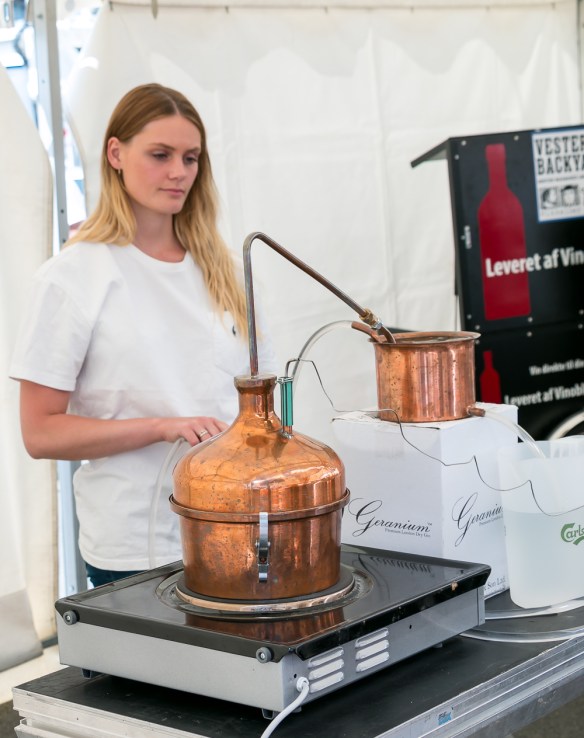 Cecilie Hammer destillerer Vesterbro Backyard Gin ved lanceringen. Photo by Michael Sperling.