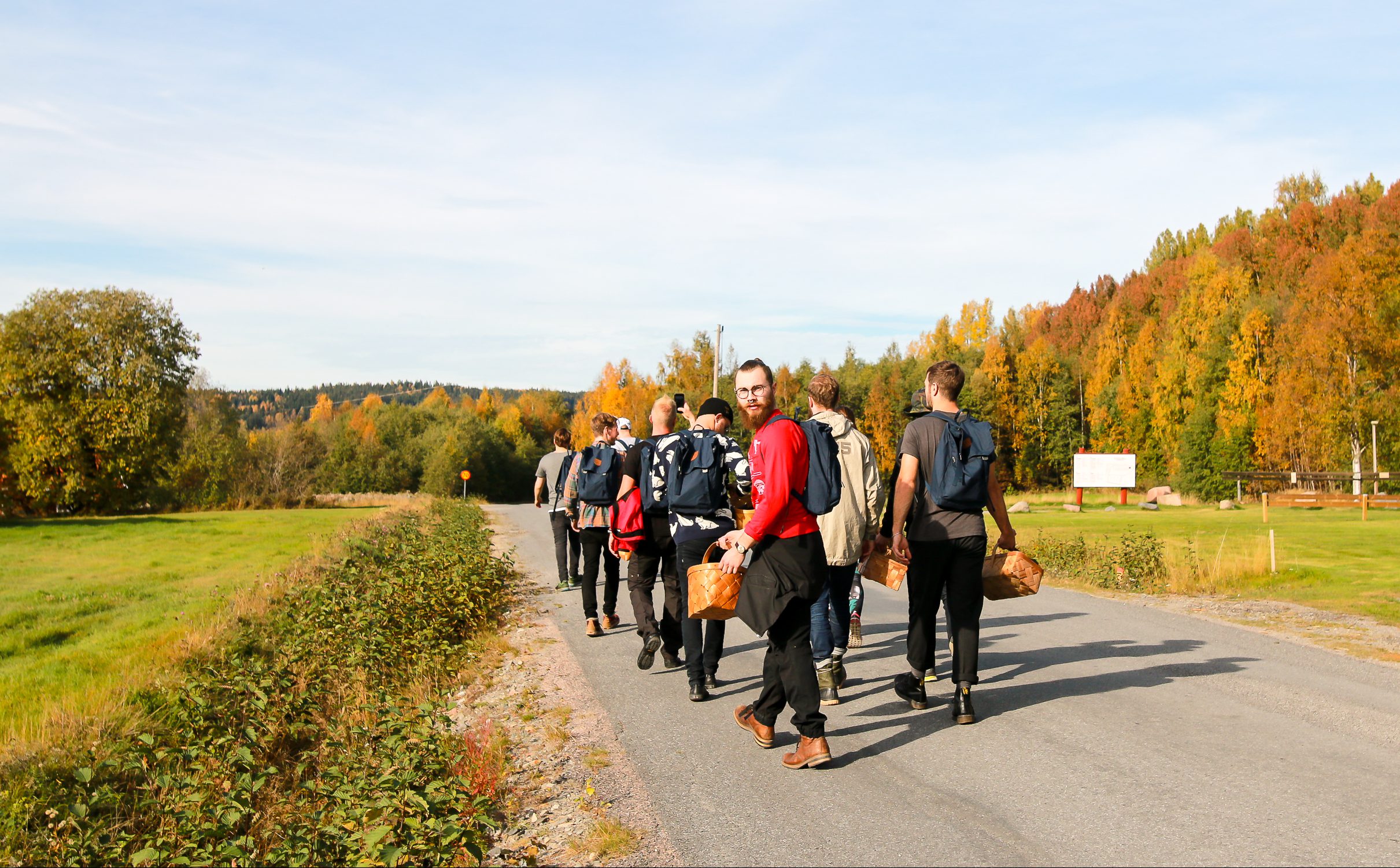 Udstyret med kurv og godt mod drager deltagerne mod Skuleberget under Hernö Gin Cocktail Awards 2016. Photo by Michael Sperling.
