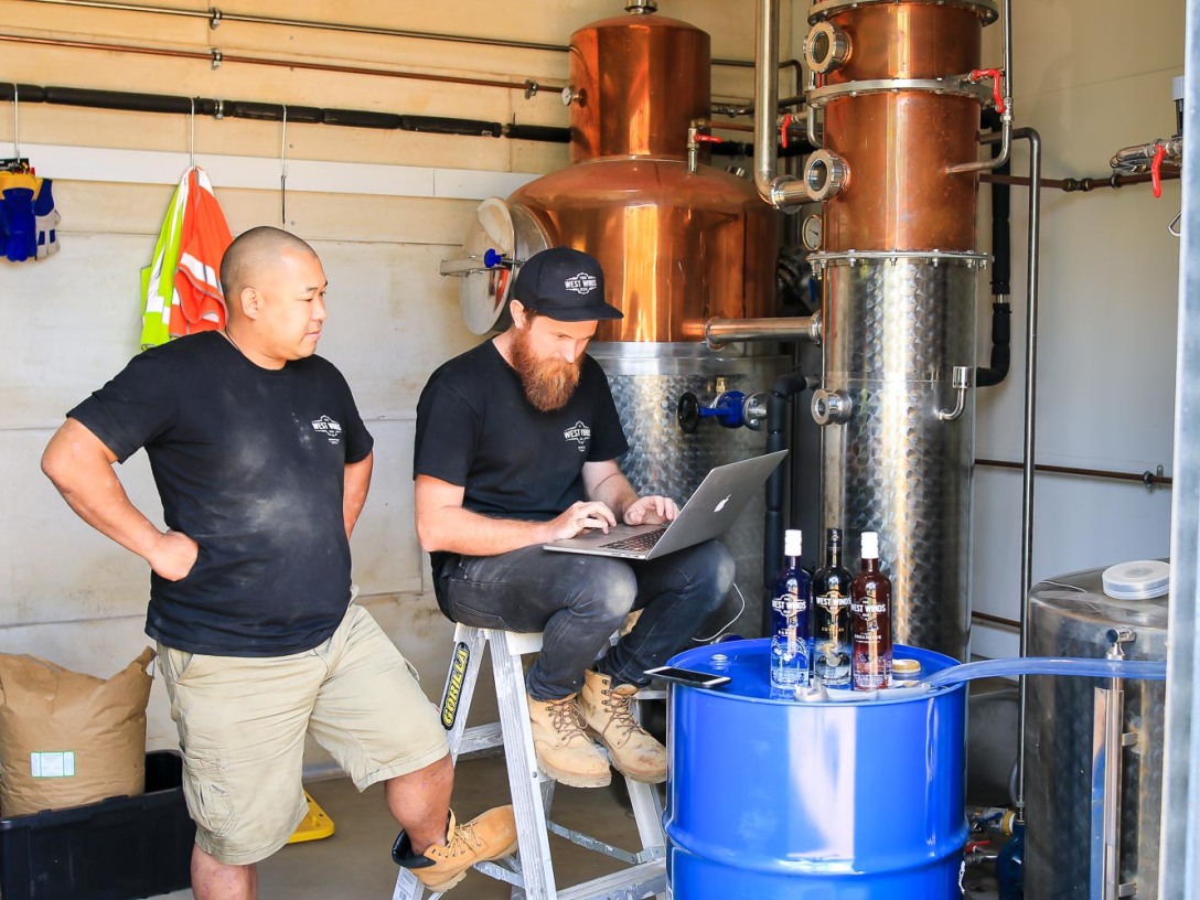 Jason Chan (tv) og Mitch 'Rummy' Keane (th) i gang med at destillere The Sabre. Photo by Michael Sperling.