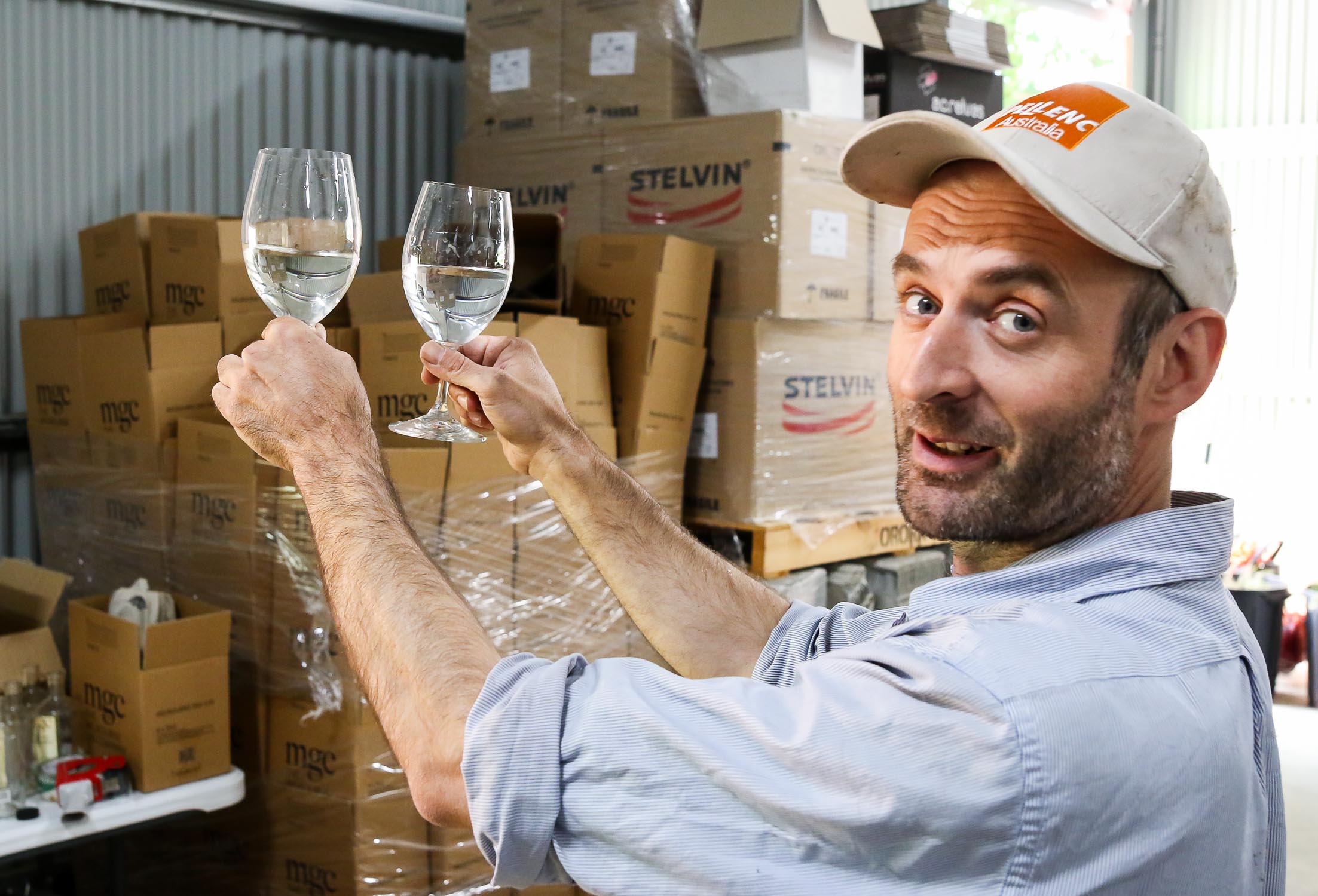 Regnvand (tv.) versus filtreret postevand (th.). Photo by Michael Sperling.