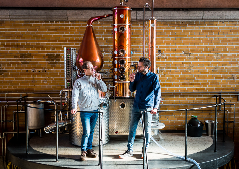 Troels Præst Andersen og Lars Toke Graugaard i Njord Gin Distillery i Aarhus. Photo by Michael Sperling