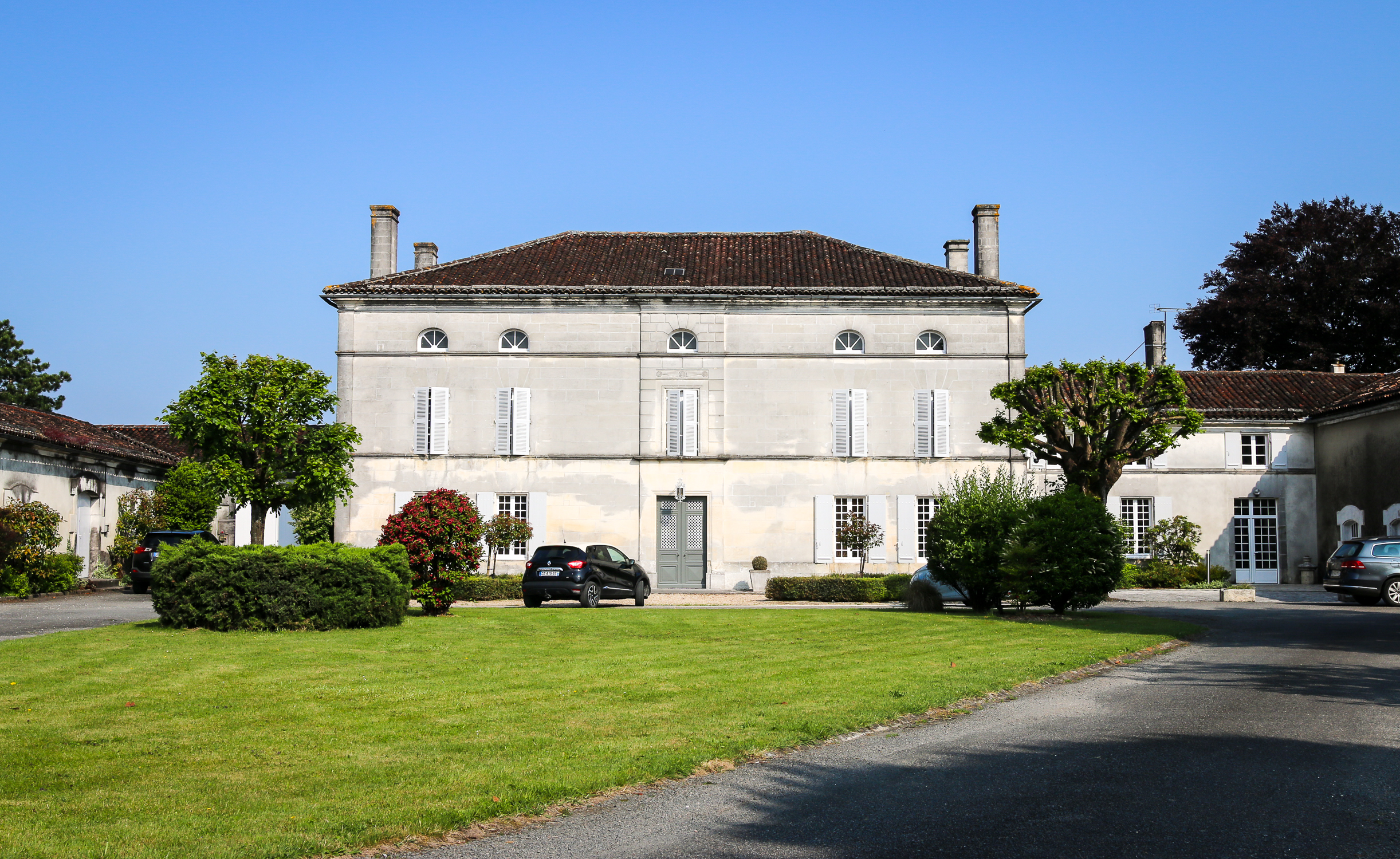 Cognac Ferrands destilleri i Cognac med de ni Petite Charentais pot stills på hver 2500 liter. Photo by Michael Sperling.