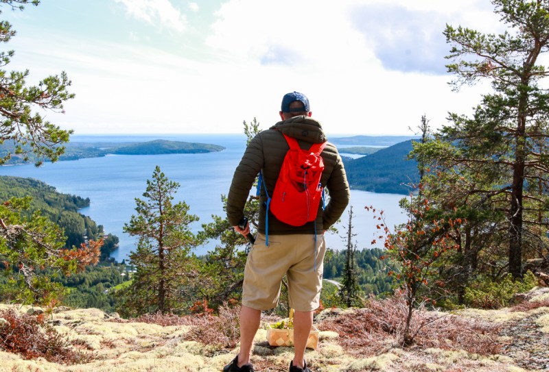 Deltager Lenny Opai fra Australien betragter Höga Kustens skønhed. Photo by Michael Sperling.