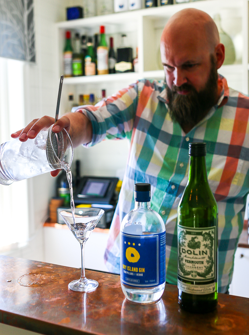 Magnus Ernstsson fra Hernö Gin tester martinis. Photo by Michael Sperling.