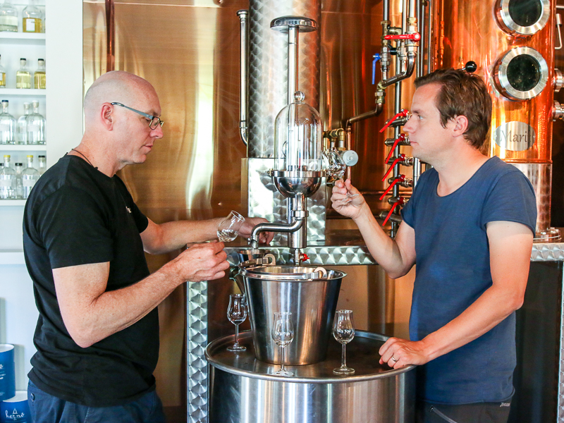 Cameron MacKenzie (tv) og Jon Hillgren (th) tasting gin. Photo by Michael Sperling.