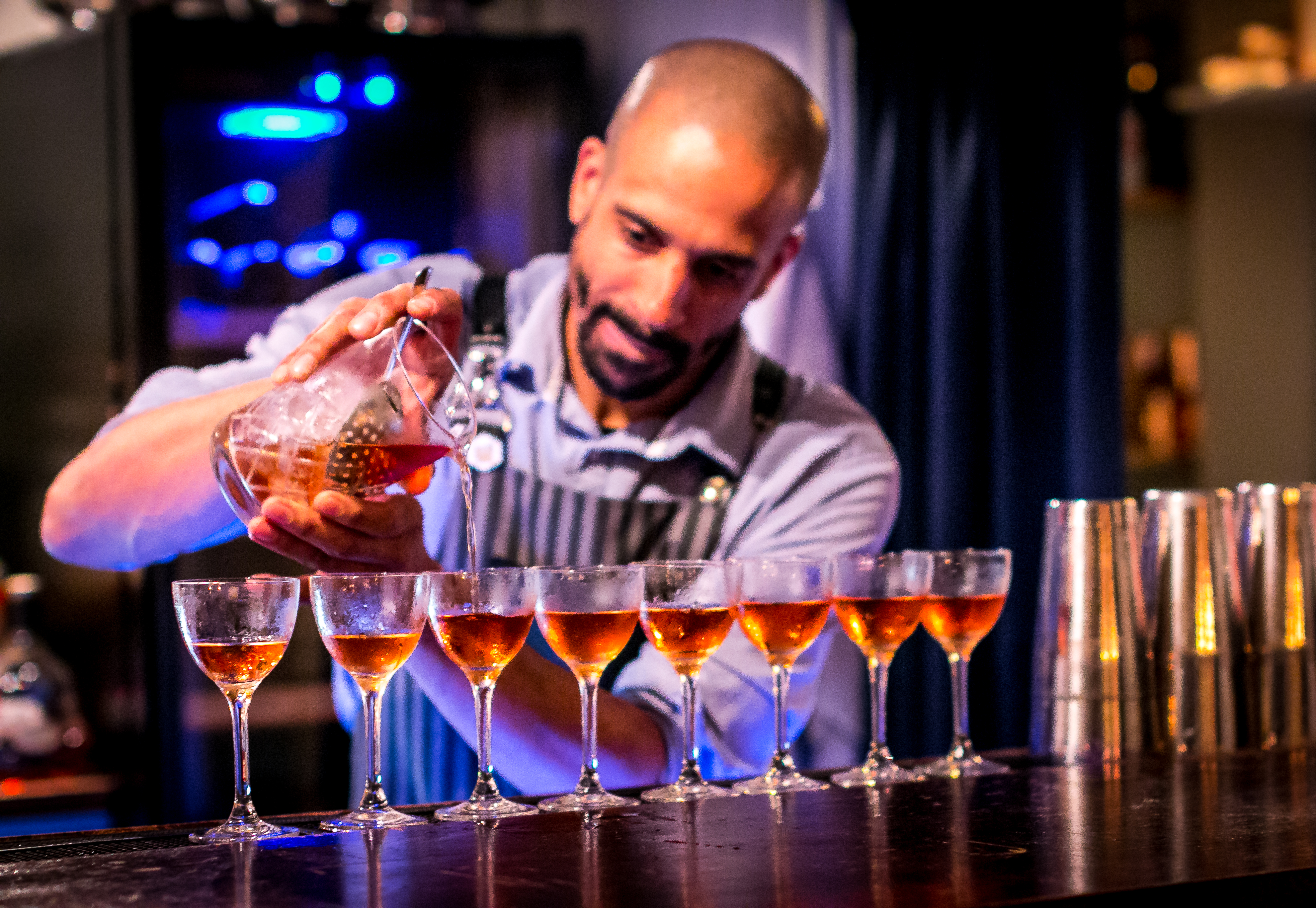 Erwan Le Bonniec fra Kester Thomas mixer Martinez cocktails. Photo by Michael Sperling.