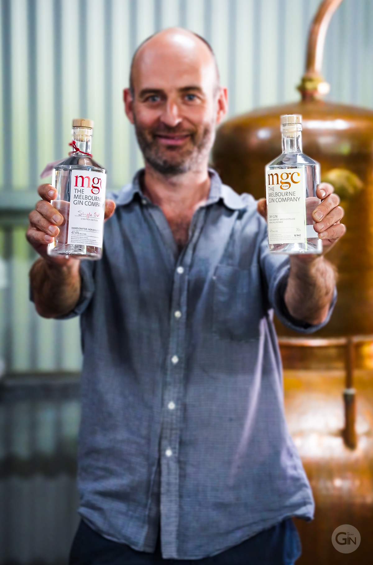 Andrew Marks med The Melbourne Gin Company Dry Gin og The Melbourne Gin Company Single Shot Gin. Photo by Michael Sperling.