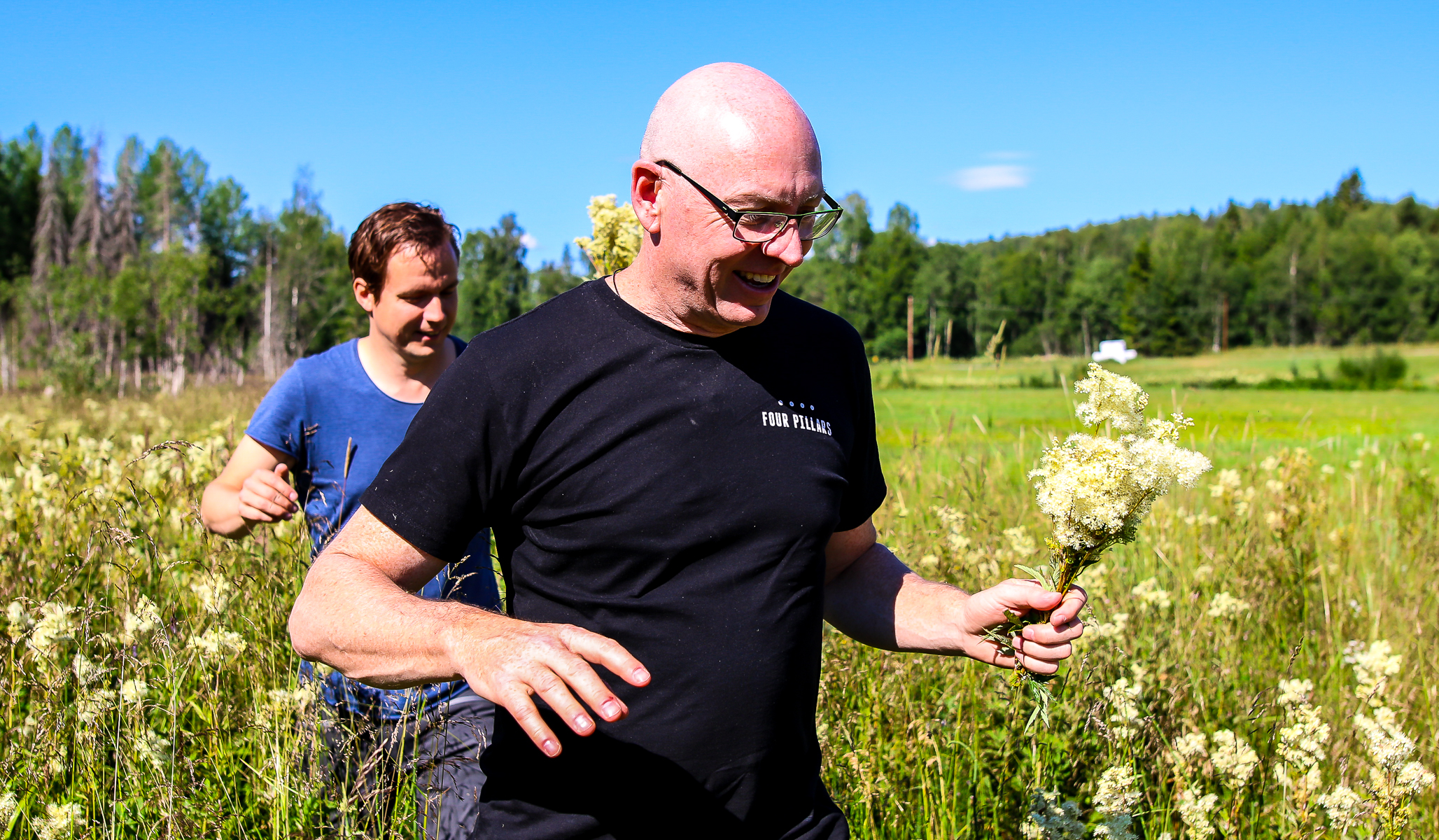 Cameron MacKenzie og Jon Hillgren plukker frisk mjødurtblomst til brug i Botany Bay Gin. Photo by Michael Sperling.
