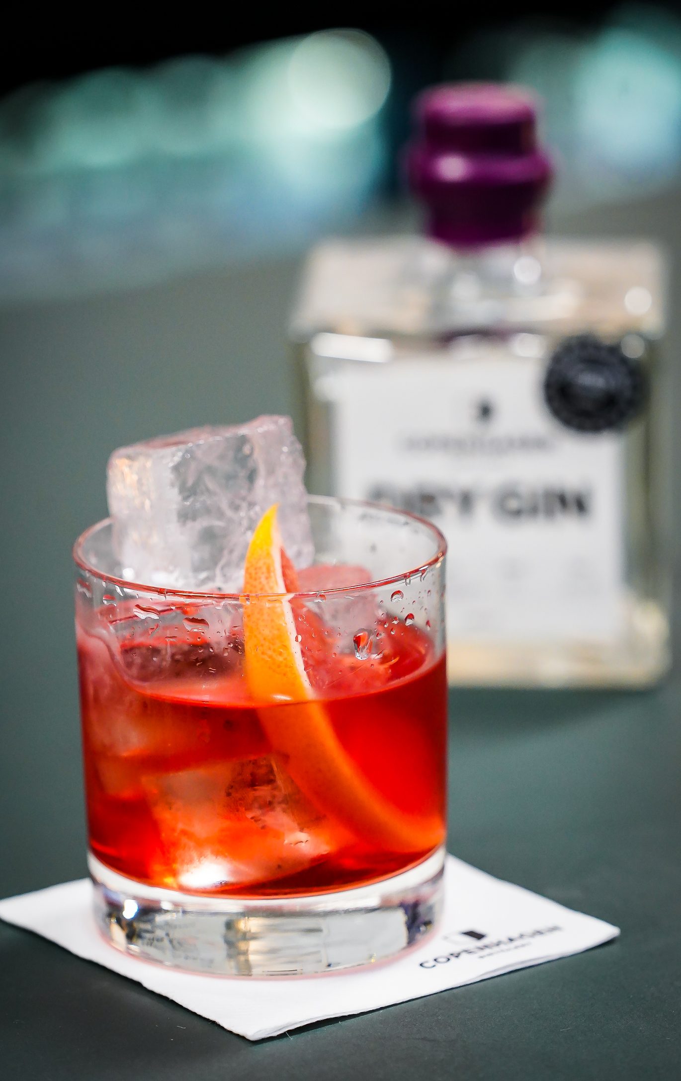 Nordic Negroni med Copenhagen Dry Gin, Campari og Regal Rogue Bold Red Vermouth. Photo by Michael Sperling.