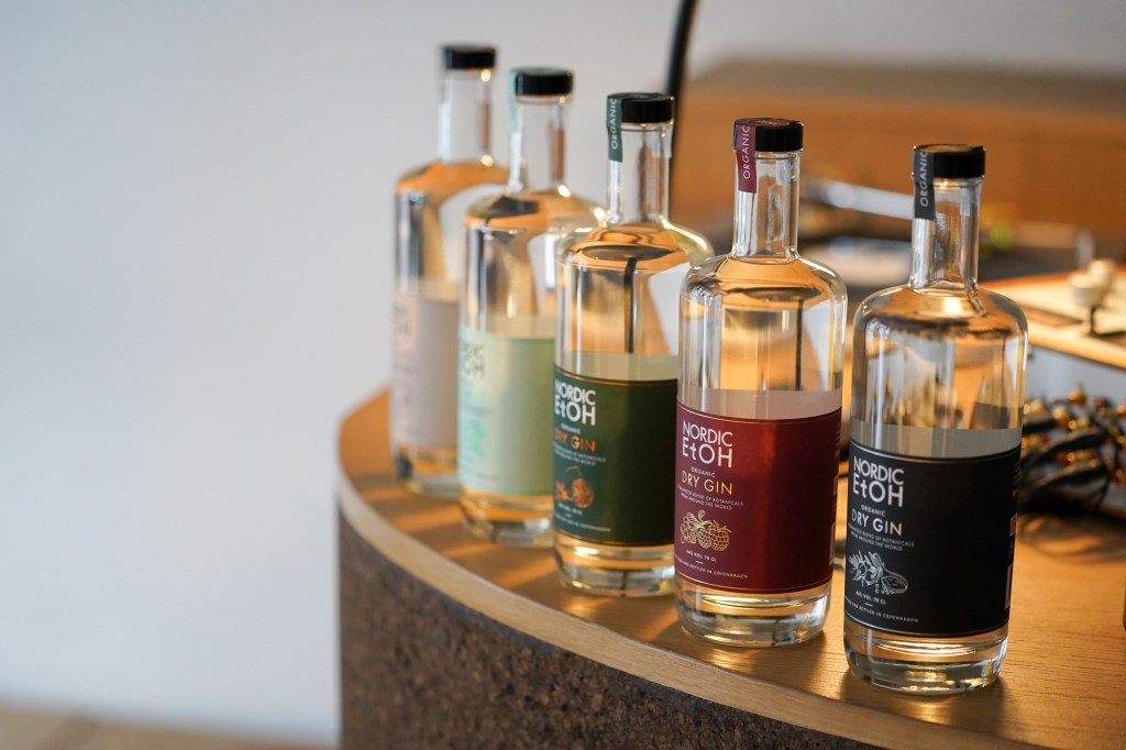 Nordic Ethanol laver deres egne ginner, som benyttes i cocktails på Velour.