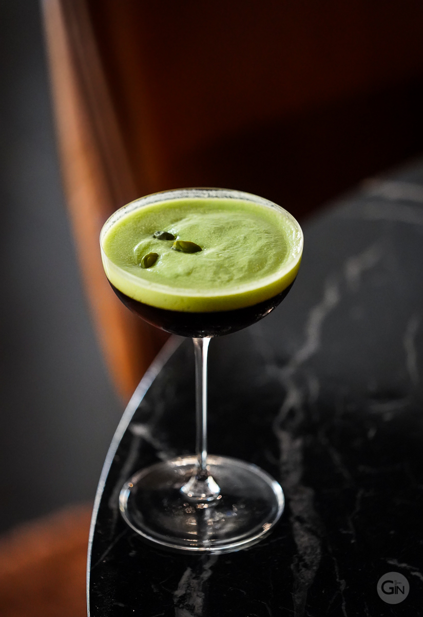 Cocktailen Good Morning Kermit med cremet pistacieskum på toppen.