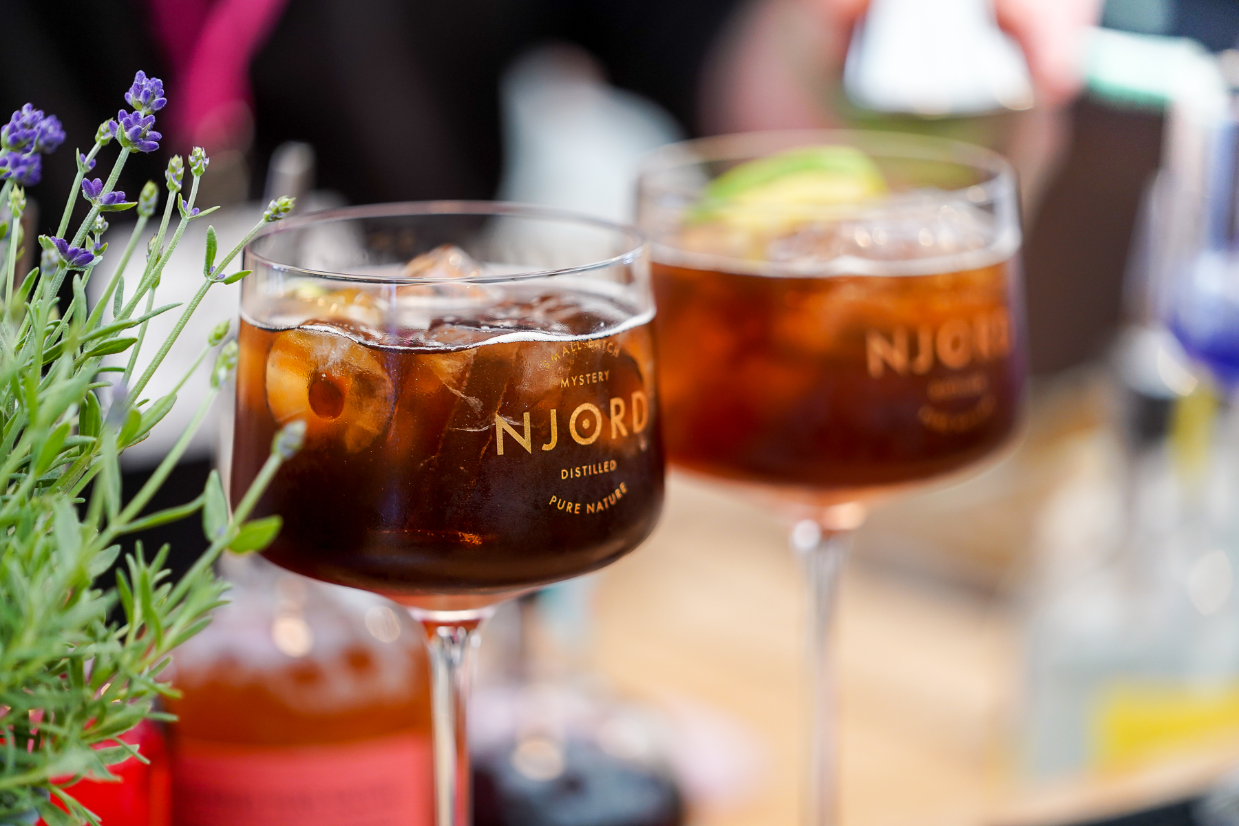 Cocktailen Kung Fu Fée fra Njord Cocktail Club på Northside Festival i 2024. Lavet med Njord Distilled Fabulous Fairy Absinthe. Photo by Michael Sperling.