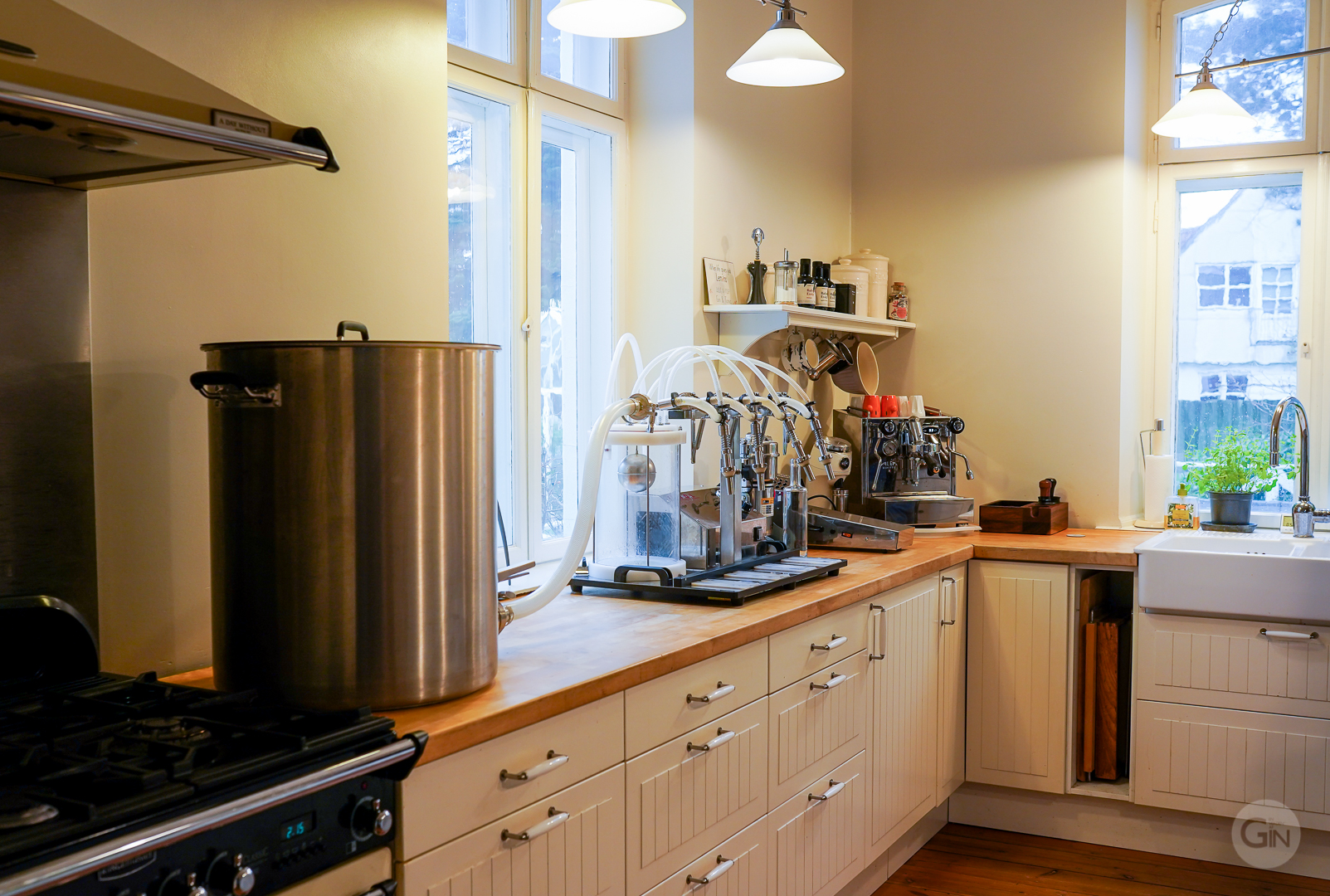 Mark Sandfords køkken i hjemmet i det gamle lægehus, hvor alt gin produceres.