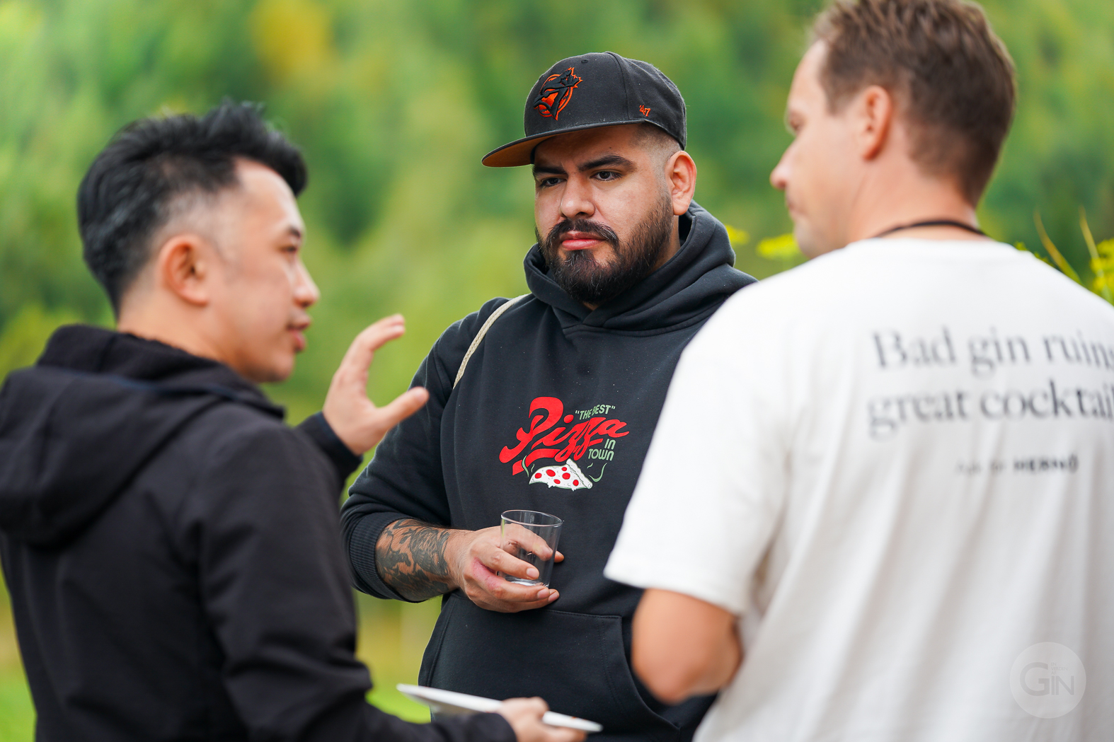Robin Escobar Rodriguez fra Vänster Cacktail Bar i Stockholm i snak med vinder af Hernö Gin Cocktail Awards 2024, Jushua Tan fra Hong Kong, og Hernö Gins grundlægger, Jon Hillgren.