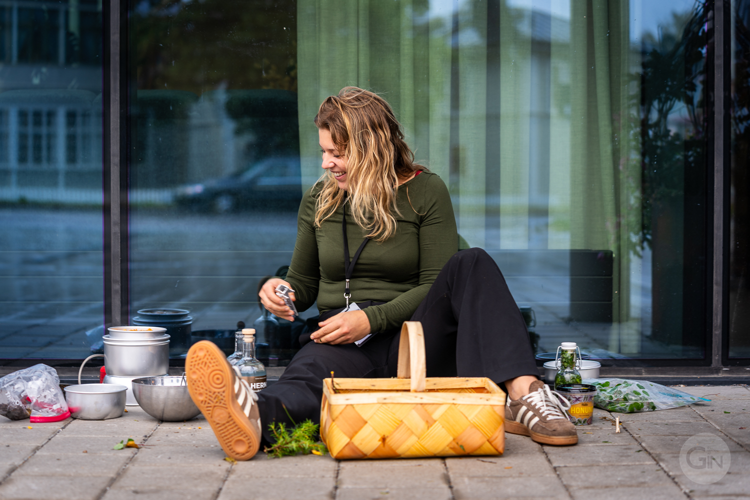 Olivia Hermansson fra Guilty Pleasure i Sundsvall udvikler sin cocktail inden aftenens konkurrencen.