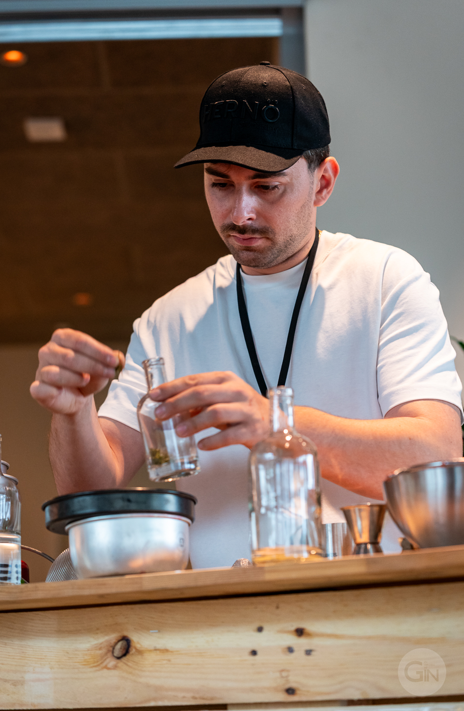 Kostas Anastasopoulos fra Jacy'z Hotel & Resort i Göteborg udvikler sin cocktail inden aftenens konkurrencen.