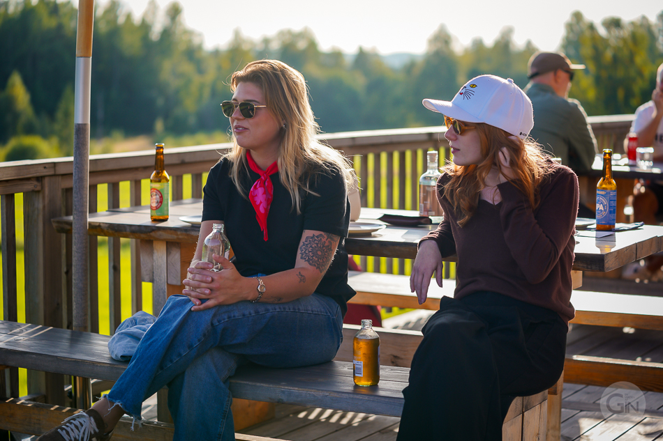 Bonnie Bonella fra Danmark og Olivia Hermansson fra Sverige nyder aftensolen inden lørdagens store konkurrence.